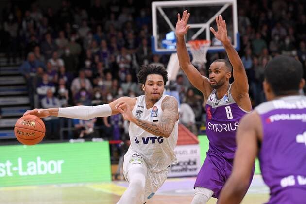 Caleb Homesley (Hamburg Towers) (am Ball) und Akeem Vargas (BG Goettingen) , Basketball, Bundesliga, BBL, BG Goettingen - Hamburg Towers, 10.04.2022, BG Goettingen - Hamburg Towers, Basketball, Bundesliga, GER, BBL, 10.04.2022 Goettingen Copyright: xEibner-Pressefotox-xRolandxSippelx