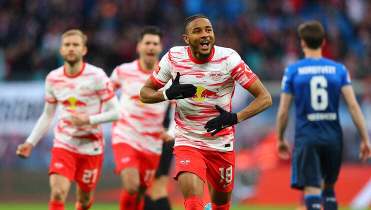 Sport Themen der Woche KW14 RB Leipzig - Hoffenheim 10.04.2022 Leipzig, 10.04.2022, Red Bull Arena, Fussball Bundesliga, 29. Spieltag , RB Leipzig vs. TSG 1899 Hoffenheim , Tor für RB Leipzig zum 1:0. Im Bild: Torjubel nach Videoassist, Torschütze Christopher Nkunku (18, RB Leipzig) , DFL regulations prohibit any use of photographs as image sequences and or quasi-video. , *** RB Leipzig Hoffenheim 10 04 2022 Leipzig, 10 04 2022, Red Bull Arena, Fussball Bundesliga, 29 Spieltag , RB Leipzig vs TSG 1899 Hoffenheim , Goal for RB Leipzig to 1 0 In picture goal celebration after video assist, goal scorer Christopher Nkunku 18, RB Leipzig , DFL regulations prohibit any use of photographs as image sequences and or quasi video , Picture Point