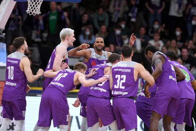 Jubel, Freude nach dem Sieg; Akeem Vargas (BG Goettingen) (hinten) , Basketball, Bundesliga, BBL, BG Goettingen - Hamburg Towers, 10.04.2022, BG Goettingen - Hamburg Towers, Basketball, Bundesliga, GER, BBL, 10.04.2022 Goettingen Copyright: xEibner-Pressefotox-xRolandxSippelx