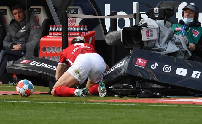 Sport Themen der Woche KW14 Sport Bilder des Tages Nico Schlotterbeck stürzt in eine Fernsehkamera am Spielfeldrand fotografiert am 10.4.22.in Frankfurt beim Fußball Bundesliga Spiel Eintracht Frankfurt gegen den SC Freiburg. (DFL DFB REGULATIONS PROHIBIT ANY USE OF PHOTOGRAPHS as IMAGE SEQUENCES and or QUASI-VIDEO) *** Nico Schlotterbeck crashes into a TV camera on the sidelines photographed on 10 4 22 in Frankfurt at the Bundesliga soccer match Eintracht Frankfurt vs SC Freiburg DFL DFB REGULATES PROHIBIT ANY USE OF PHOTOGRAPHS as IMAGE SEQUENCES and or QUASI VIDEO