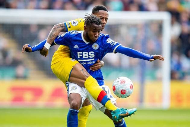 Sport Themen der Woche KW14 Sport Bilder des Tages Leicester City v Crystal Palace Premier League 10 04 2022. Leicester City forward Ademola Lookman (37) battles for possession during the Premier League match between Leicester City and Crystal Palace at the King Power Stadium, Leicester, England on 10 April 2022. Leicester King Power Stadium Leicestershire England Editorial use only DataCo restrictions apply See www.football-dataco.com , Copyright: xManjitxNarotrax PSI-15036-0049
