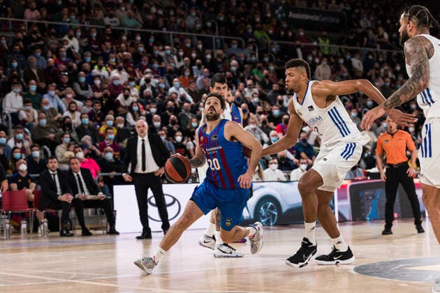 April 10, 2022, Barcelona, Barcelona, Spain: Nico Laprovittola of FC Barcelona, Barca in action against Edy Tavares of Real Madrid during the ACB Liga Endesa match between FC Barcelona and Real Madrid at Palau Blaugrana on April 10, 2022 in Barcelona, Spain. Barcelona Spain - ZUMAa181 20220410_zaa_a181_058 Copyright: xJavierxBorregox