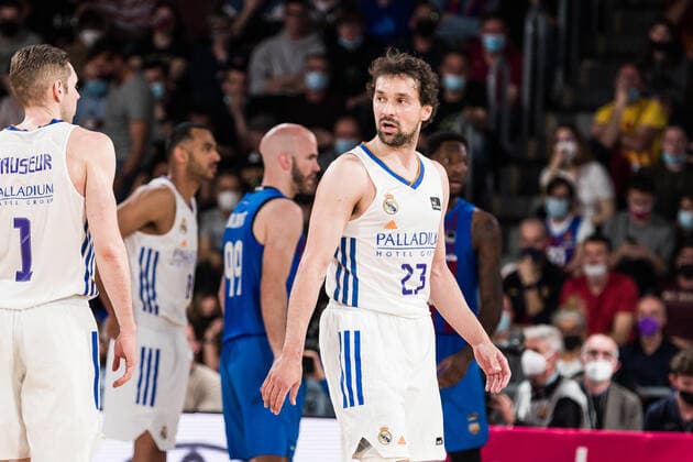 April 10, 2022, Barcelona, Barcelona, Spain: Sergio Lull of Real Madrid gestures during the ACB Liga Endesa match between FC Barcelona, Barca and Real Madrid at Palau Blaugrana on April 10, 2022 in Barcelona, Spain. Barcelona Spain - ZUMAa181 20220410_zaa_a181_085 Copyright: xJavierxBorregox