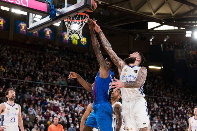 April 10, 2022, Barcelona, Barcelona, Spain: Nigel Hayes-Davis of FC Barcelona, Barca in action against Vincent Poirier of Real Madrid during the ACB Liga Endesa match between FC Barcelona and Real Madrid at Palau Blaugrana on April 10, 2022 in Barcelona, Spain. Barcelona Spain - ZUMAa181 20220410_zaa_a181_090 Copyright: xJavierxBorregox