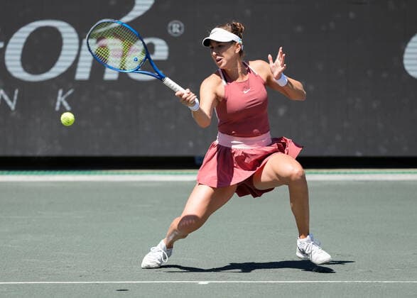 April 10, 2022: Belinda Bencic (SUI) defeated Ons Jabeur (TUN) 6-1, 5-7, 6-4, at the CreditOne Charleston Open being played at Family Circle Tennis Center in Charleston, South Carolina USA Tennisclix CSM Charleston USA - ZUMAc04_ 20220410_zaf_c04_123 Copyright: xLesliexBillmanx