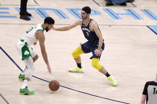 Memphis Grizzlies Santi Aldama (7) guards Boston Celtics Jayson Tatum (0), during a NBA, Basketball Herren, USA game at FedEx Forum in Memphis, Tennessee, US, 10 April 2022. Celtics at Memphis Grizzlies Basketball !ACHTUNG: NUR REDAKTIONELLE NUTZUNG!  Copyright: xKARENxPULFERxFOCHTx AME439 20220411-eabff68e503b588b6e0ab147f2e15ec0a18dce6a
