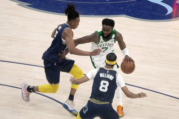 Memphis Grizzlies Yves Pons (5) guards Boston Celtics Jaylen Brown (7), during a NBA, Basketball Herren, USA game at FedEx Forum in Memphis, Tennessee, US, 10 April 2022. Celtics at Memphis Grizzlies Basketball !ACHTUNG: NUR REDAKTIONELLE NUTZUNG!  Copyright: xKARENxPULFERxFOCHTx AME443 20220411-2bb6a0cb505d94c6b0f578dbaaa75956f9bb62a7