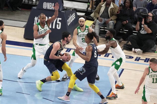 Memphis Grizzlies Santi Aldama (7) looks to make a play when he is surrounded by Boston Celtics , during a NBA, Basketball Herren, USA game at FedEx Forum in Memphis, Tennessee, US, 10 April 2022. Celtics at Memphis Grizzlies Basketball !ACHTUNG: NUR REDAKTIONELLE NUTZUNG!  Copyright: xKARENxPULFERxFOCHTx AME442 20220411-97fd190957530bc4c22a5c894b4de29da72bc4d3