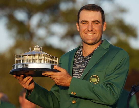 Bilder des Jahres 2022, Sport 04 April Sport Themen der Woche KW14 Sport Bilder des Tages Scottie Scheffler, winner of the 2022 Masters golf tournament, receives his trophy at the Augusta National Golf Club in Augusta, Georgia on Sunday, April 10, 2022.  AUG20220410572 BOBxSTRONG