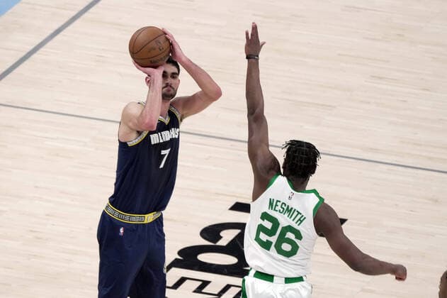 Memphis Grizzlies Santi Aldama (7) shoots a basket defended by Boston Celtics Aaron Nesmith (26), during a NBA, Basketball Herren, USA game at the FedEx Forum in Memphis, Tennessee, US, 10 April 2022. Celtics at Memphis Grizzlies !ACHTUNG: NUR REDAKTIONELLE NUTZUNG!  Copyright: xKARENxPULFERxFOCHTx AME463 20220411-2662900186fa2eff3e7fad7a3b14eab497d96fa9