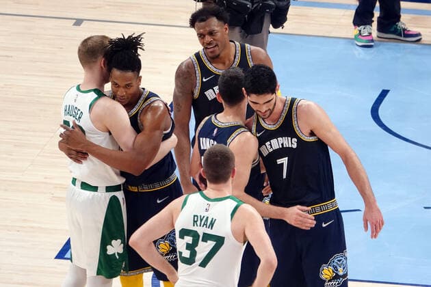 Memphis Grizzlies Santi Aldama (7) and Memphis Grizzlies Yves Pons (5) congratulate Boston Celtics, after the end of a NBA, Basketball Herren, USA game at the FedEx Forum in Memphis, Tennessee, US, 10 April 2022. Celtics at Memphis Grizzlies !ACHTUNG: NUR REDAKTIONELLE NUTZUNG!  Copyright: xKARENxPULFERxFOCHTx AME465 20220411-ff90ab2d826025c458f0632d3f409741be3e4c72