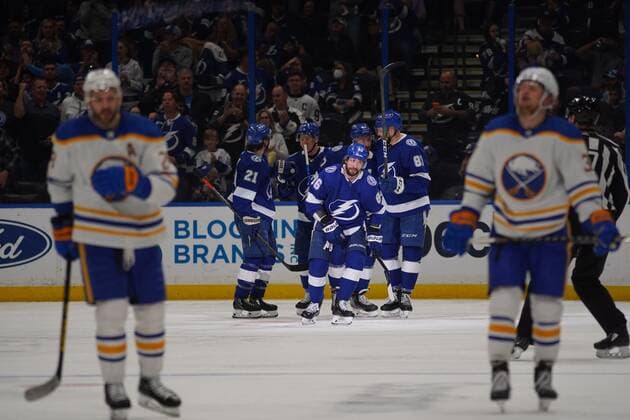 Sport Themen der Woche KW14 Sport Bilder des Tages April 10, 2022, Tampa, Florida, USA: Tampa Bay Lightning right wing Nikita Kucherov (86) celebrates after a goal against the Buffalo Sabres in the second period on Sunday, April 10, 2022 in Tampa Tampa USA - ZUMAs70_ 0155270840st Copyright: xLuisxSantanax