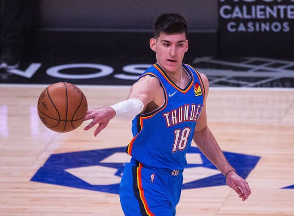 April 10, 2022, Los Angeles, California, USA: Georgios Kalaitzakis 18 of the Oklahoma Thunder passes the ball during their NBA, Basketball Herren, USA game against the Los Angeles Clippers on Sunday April 10, 2022 at Crypto.com Arena in Los Angeles, California. Clippers defeat Thunder, 138-88. ARIANA RUIZ PI Los Angeles USA - ZUMAp124 20220410_zaa_p124_055 Copyright: xArianaxRuizx