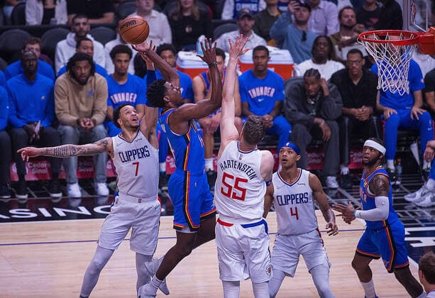 April 10, 2022, Los Angeles, California, USA: Jaylen Hoard 14 of the Oklahoma Thunder does a layup towards the basket as Amir Coffey 7 and Isaiah Hartenstein 55 of the Los Angeles Clippers jump to block during their NBA, Basketball Herren, USA game on Sunday April 10, 2022 at Crypto.com Arena in Los Angeles, California. Clippers defeat Thunder, 138-88. ARIANA RUIZ PI Los Angeles USA - ZUMAp124 20220410_zaa_p124_060 Copyright: xArianaxRuizx