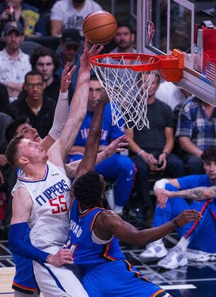 April 10, 2022, Los Angeles, California, USA: Isaiah Hartenstein 55 of the Los Angeles Clippers scores during their NBA, Basketball Herren, USA game against the Oklahoma Thunder on Sunday April 10, 2022 at Crypto.com Arena in Los Angeles, California. Clippers defeat Thunder, 138-88. ARIANA RUIZ PI Los Angeles USA - ZUMAp124 20220410_zaa_p124_062 Copyright: xArianaxRuizx