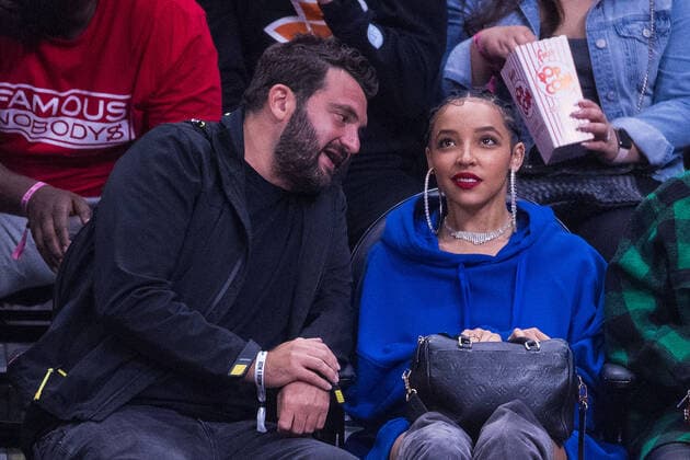 April 10, 2022, Los Angeles, California, USA: Singer-songwriter Tinashe during the NBA, Basketball Herren, USA game between the Los Angeles Clippers and the Oklahoma Thunder on Sunday April 10, 2022 at Crypto.com Arena in Los Angeles, California. Clippers defeat Thunder, 138-88. ARIANA RUIZ PI Los Angeles USA - ZUMAp124 20220410_zaa_p124_063 Copyright: xArianaxRuizx