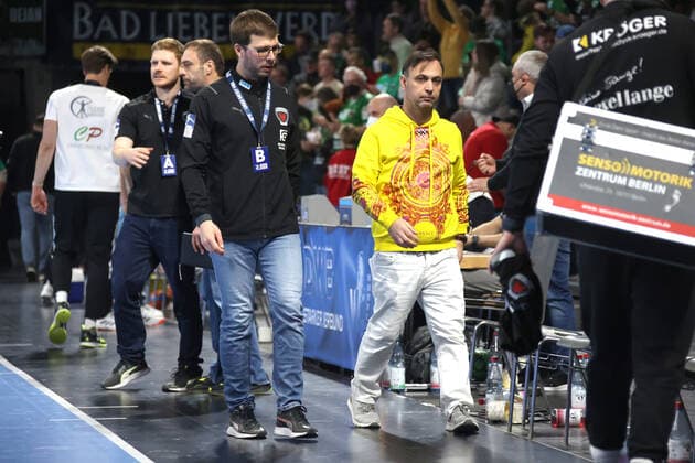 DEU, DHB, 1.HBL, Fuechse Berlin vs. Hannover Burgdorf, 10.04.2022, Max-Schmeling-Halle, Berlin, DEU, DHB, 1.HBL, Fuechse Berlin vs. Hannover Burgdorf, im Bild Cheftrainer Jaron Siewert (Fuechse Berlin), Manager Bob Hanning (Fuechse Berlin) Foto: Juergen Engler nordphoto GmbH
