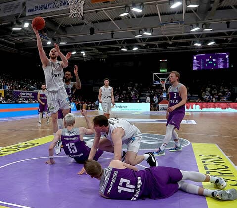 Basketball, BBL, BG Göttingen - Hamburg Towers Basketball, BBL, BG Göttingen - Hamburg Towers GSD zje123 Basketball Bundesliga Männer BG Göttingen - Hamburg Towers Hamburgs Robin Christen (am Ball) gegen Göttingens Philipp Hartwich