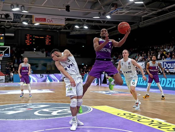 Basketball, BBL, BG Göttingen - Hamburg Towers Basketball, BBL, BG Göttingen - Hamburg Towers GSD zje123 Basketball Bundesliga Männer BG Göttingen - Hamburg Towers Göttingens Jeremiah Martin (am Ball) gegen Hamburgs Maximilian Dileo