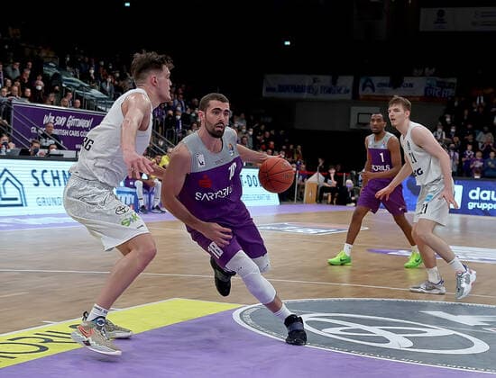 Basketball, BBL, BG Göttingen - Hamburg Towers Basketball, BBL, BG Göttingen - Hamburg Towers GSD zje123 Basketball Bundesliga Männer BG Göttingen - Hamburg Towers Göttingens Harper Kamp (am Ball) gegen Hamburgs Maik Kostar