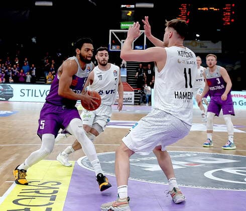 Basketball, BBL, BG Göttingen - Hamburg Towers Basketball, BBL, BG Göttingen - Hamburg Towers GSD zje123 Basketball Bundesliga Männer BG Göttingen - Hamburg Towers Göttingens Jeff Roberson (am Ball) gegen Hamburgs Maik Kostar