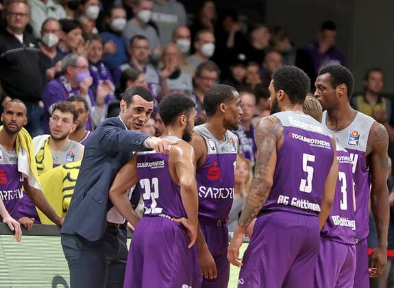 Basketball, BBL, BG Göttingen - Hamburg Towers GSD zje123 Basketball Bundesliga Männer BG Göttingen - Hamburg Towers Göttingens Trainer Roel Moors gibt Anweisungen