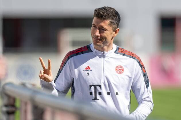 Sport Themen der Woche KW15 Sport Bilder des Tages Robert Lewandowski 9 (FC Bayern Muenchen) mit viktory Zeichen, FC Bayern Muenchen, Abschlusstraining vor dem UEFA Champions League Viertelfinal-Rueckspiel gegen den Villarreal CF, Saison 2021 2022 an der Saebener Strasse. 11.04.2022 DFB regulations prohibit any use of photographs as image sequences and or quasi-video Muenchen Bayern Deutschland *** Robert Lewandowski 9 FC Bayern Muenchen with viktory sign, FC Bayern Muenchen, final training before UEFA Champions League quarterfinal second leg against Villarreal CF, 2021 2022 season at Saebener Strasse 11 04 2022 DFB regulations prohibit any use of photographs as image sequences and or quasi video Muenchen Bayern Germany Copyright: xkolbert-press UlrichxGamelx