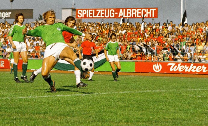 Aus 2. Bundesliga Nord 1974 75 VfL Wolfsburg (gruen) - Hannover96 3:4 am 31.08.1974. Am Ball Wolfgang Matz vom Vfl gegen Roland Stegmayer. *** From 2 Bundesliga North 1974 75 VfL Wolfsburg green Hannover96 3 4 on 31 08 1974 On the ball Wolfgang Matz from Vfl against Roland Stegmayer