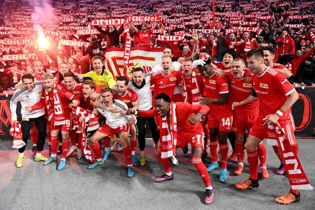 Fussball, Herren, 1. Bundesliga, Saison 2021 22, (29. Spieltag), Hertha BSC - 1. FC Union Berlin (1:4), Union bei den Fans, Jubel nach dem Abpfiff, v. l. Levin Öztunali, Sven Michel, Andreas Voglsammer, Torwart Jakob Busk, Bastian Oczipka, Kevin Behrens, Torwart Frederik Rönnow, Grischa Prömel, Niko Gießelmann, Kevin Möhwald, Sheraldo Becker, Timo Baumgartl, Christopher Trimmel, Andras Schäfer, Taiwo Awoniyi, Dominique Heintz, Genki Haraguchi, Julian Ryerson, Robin Knoche, Rani Khedira (alle 1. FC Union Berlin), 09.04. 2022, *** Football, Men, 1 Bundesliga, Season 2021 22, 29 Matchday , Hertha BSC 1 FC Union Berlin 1 4 , Union with the fans, cheering after the final whistle, f l Levin Öztunali, Sven Michel, Andreas Voglsammer, goalkeeper Jakob Busk, Bastian Oczipka, Kevin Behrens, goalkeeper Frederik Rönnow, Grischa Prömel, Niko Gießelmann, Kevin Möhwald, Sheraldo Becker, Timo Baumgartl, Christopher Trimmel, Andras Schäfer, Taiwo Awoniyi, Dominique Heintz, Genki Haraguchi, Julian Ryerson, Robin Knoche, Rani Khedira all 1 FC Union Berlin , 09 04 2022, Copyright: xMatthiasxKochx