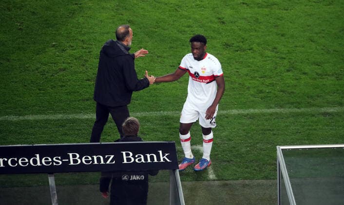 08.04.22 VfB Stuttgart - Borussia Dortmund Deutschland, Stuttgart, 08.04.2022, Fussball, Bundesliga, VfB Stuttgart - Borussia Dortmund: v.l. Pellegrino Matarazzo (Trainer VfB Stuttgart), Orel Mangala (VfB Stuttgart).