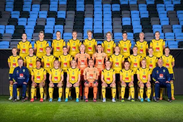 220411 Damlandslaget i fotboll poserar för en lagbild den 11 april 2022 i Göteborg. Bakre rader fr.v. Emma Berglund, Stina Blackstenius, Amanda Ilestedt, Fridolina Rolfö, Lina Hurtig, Sofia Jakobsson, Nathalie Björn, Caroline Seger och Linda Sembrant. Mellanraden fr.v. Amanda NildÃ n, Jonna Andersson, Emma Kullberg, Olivia Schough, malvakt Hedvig Lindahl, malvakt Zecira Musovic, Magdalena Eriksson, Hanna Glas, Filippa Curmark, och Filippa Angeldahl. Främre raden fr.v. Förbundskapten Peter Gerhardsson, Madelen Janogy, Elin Rubensson, Kosovare Asllani, malvakt Jennifer Falk, Rebecka Blomqvist, Johanna Rytting Kaneryd, Hanna Bennison och assisterande förbundskapten Magnus Wikman. Editors note: Bilden är manipulerad. Copyright: CARLxSANDIN BB220411CS055