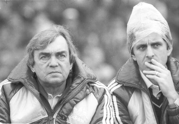 FC Bayern München - Hamburger SV 3:4 24.04.1982 Trainer Ernst Happel (HSV) schaut grimmig, rechts Co-Trainer Aleksandar Ristic hat sich Plastiktüte über den Kopf gezogen Nur fuer journalistische Zwecke! Only for editorial use! *** FC Bayern München Hamburger SV 3 4 24 04 1982 Coach Ernst Happel HSV looks grim, right Co coach Aleksandar Ristic has pulled plastic bag over his head Only for journalistic use Only for editorial use HM