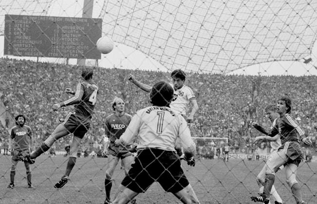 FC Bayern München - Hamburger SV 3:4 24.04.1982 Tor 1:1 Ausgleich durch William -Jimmy- Hartwig (HSV). Torwart Walter Junghans (FCB) machtlos. Nur fuer journalistische Zwecke! Only for editorial use!