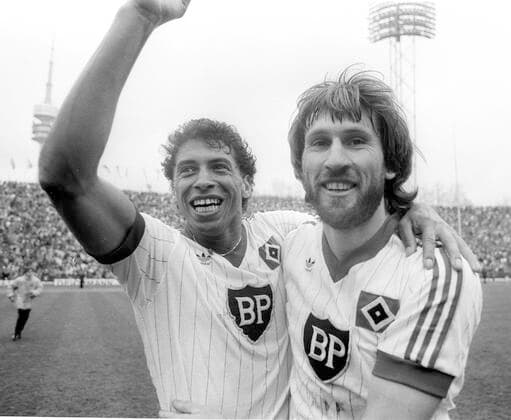 FC Bayern München - Hamburger SV 3:4 24.04.1982 William -Jimmy- Hartwig und Manfred Kaltz (HSV) jubeln nach dem Spiel Nur fuer journalistische Zwecke! Only for editorial use!