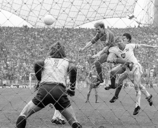 FC Bayern München - Hamburger SV 3:4 24.04.1982 Karl-Heinz Rummenigge (FCB) im Zweikampf mit Horst Hrubesch (rechts),vorne Torwart Uli Stein Nur fuer journalistische Zwecke! Only for editorial use! *** FC Bayern München Hamburger SV 3 4 24 04 1982 Karl Heinz Rummenigge FCB in duel with Horst Hrubesch right ,in front goalkeeper Uli Stein Only for journalistic use Only for editorial use HM
