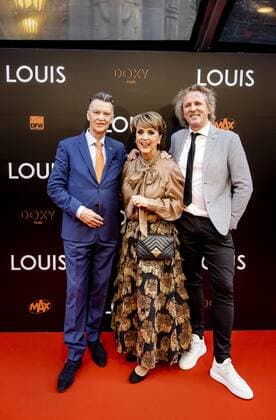 AMSTERDAM - Louis van Gaal, his wife Truus van Gaal and Geertjan Lassche (left to right) on the red carpet prior to the premiere of LOUIS. The documentary is about the life of national coach Louis van Gaal. ANP KIPPA KOEN VAN WEEL xVIxANPxSportx xxANPxIVx