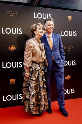 AMSTERDAM - Louis van Gaal and his wife Truus van Gaal on the red carpet prior to the premiere of LOUIS. The documentary is about the life of national coach Louis van Gaal. ANP KIPPA KOEN VAN WEEL xVIxANPxSportx xxANPxIVx