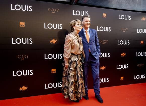 AMSTERDAM - Louis van Gaal and his wife Truus van Gaal on the red carpet prior to the premiere of LOUIS. The documentary is about the life of national coach Louis van Gaal. ANP KIPPA KOEN VAN WEEL xVIxANPxSportx xxANPxIVx