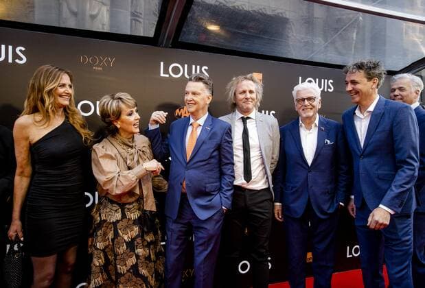 AMSTERDAM - Mariska van der Klis, Truus van Gaal, Louis van Gaal, Geertjan Lassche, Jan Slagter and Harmen Jalvingh on the red carpet prior to the premiere of LOUIS. The documentary is about the life of national coach Louis van Gaal. ANP KIPPA KOEN VAN WEEL xVIxANPxSportx xxANPxIVx