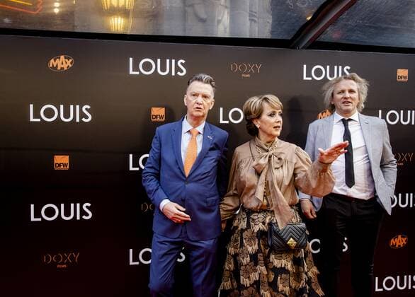 AMSTERDAM - Louis van Gaal, his wife Truus van Gaal and Geertjan Lassche (left to right) on the red carpet prior to the premiere of LOUIS. The documentary is about the life of national coach Louis van Gaal. ANP KIPPA KOEN VAN WEEL xVIxANPxSportx xxANPxIVx