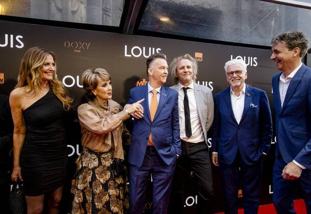 AMSTERDAM - Mariska van der Klis, Truus van Gaal, Louis van Gaal, Geertjan Lassche and Jan Slagter on the red carpet prior to the premiere of LOUIS. The documentary is about the life of national coach Louis van Gaal. ANP KIPPA KOEN VAN WEEL xVIxANPxSportx xxANPxIVx