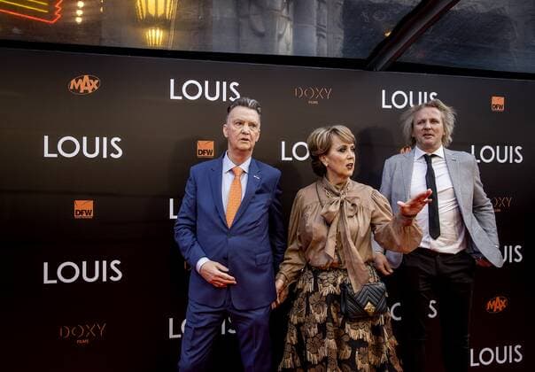 AMSTERDAM - Louis van Gaal, his wife Truus van Gaal and Geertjan Lassche (left to right) on the red carpet prior to the premiere of LOUIS. The documentary is about the life of national coach Louis van Gaal. ANP KIPPA KOEN VAN WEEL xVIxANPxSportx xxANPxIVx