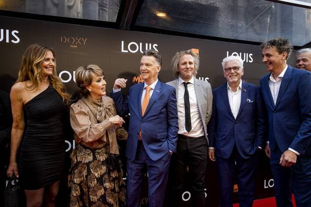 AMSTERDAM - Mariska van der Klis, Truus van Gaal, Louis van Gaal, Geertjan Lassche and Jan Slagter on the red carpet prior to the premiere of LOUIS. The documentary is about the life of national coach Louis van Gaal. ANP KIPPA KOEN VAN WEEL xVIxANPxSportx xxANPxIVx