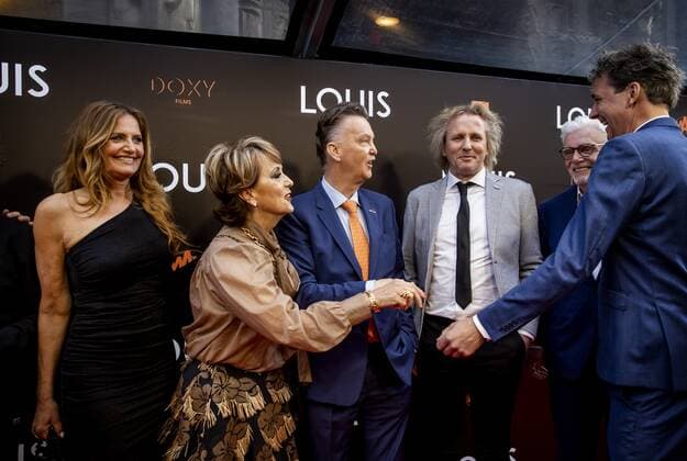 AMSTERDAM - Mariska van der Klis, Truus van Gaal, Louis van Gaal, Geertjan Lassche and Jan Slagter on the red carpet prior to the premiere of LOUIS. The documentary is about the life of national coach Louis van Gaal. ANP KIPPA KOEN VAN WEEL xVIxANPxSportx xxANPxIVx