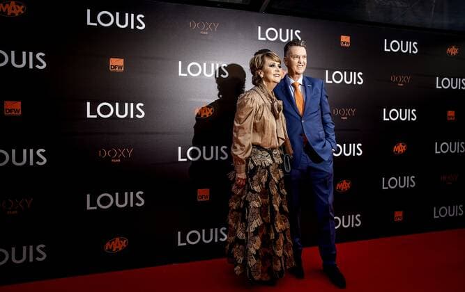 Sport BilderxdesxTages AMSTERDAM - Louis van Gaal and his wife Truus van Gaal on the red carpet prior to the premiere of LOUIS. The documentary is about the life of national coach Louis van Gaal. ANP KIPPA KOEN VAN WEEL xVIxANPxSportx xxANPxIVx