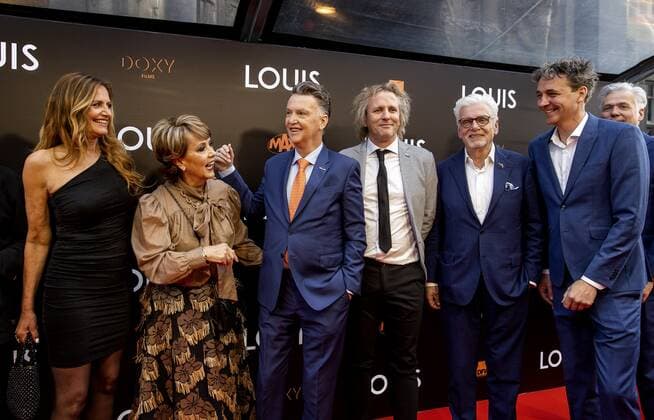 AMSTERDAM - Mariska van der Klis, Truus van Gaal, Louis van Gaal, Geertjan Lassche and Jan Slagter on the red carpet prior to the premiere of LOUIS. The documentary is about the life of national coach Louis van Gaal. ANP KIPPA KOEN VAN WEEL xVIxANPxSportx xxANPxIVx