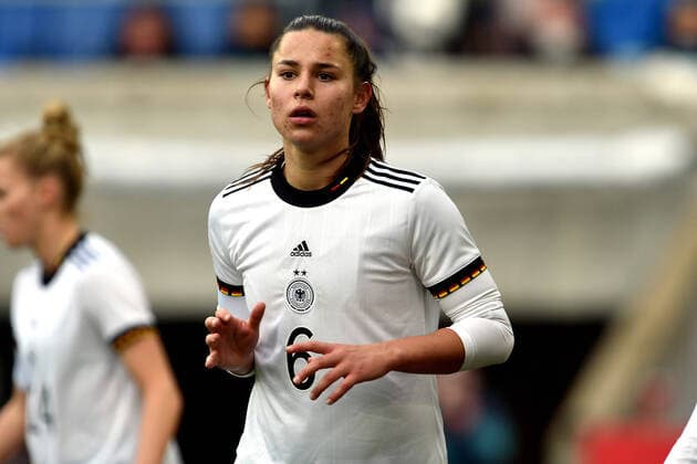 09-04-2022 pmk NF113780 Fussball Frauen Laenderspiel WM-Qualifikation Schueco-Arena Bielefeld Corona Spieltag Deutschland - Portugal Lena OBERDORF (06) Deustchland