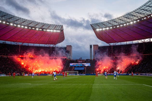 Fussball Berlin 09.04.2022 Saison 2021 2022 1. Bundesliga DFL Hertha BSC Berlin - 1. FC Union Berlin Pyrotechnik Feuerwerk im Union Fanblock im Berliner Olympiastadion Union Fans