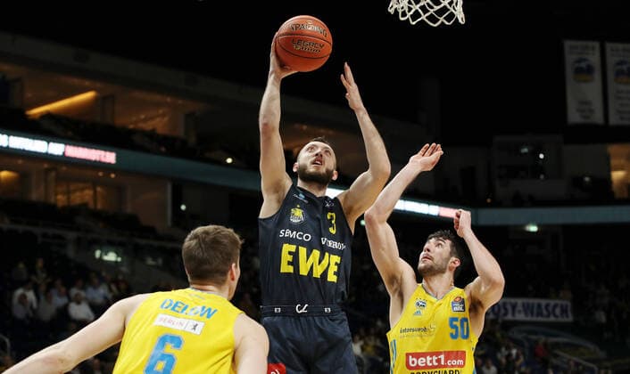 Malte Delow, Max Heidegger, Yovel Zoosman Aktion Spielszene Zweikampf Basketball BBL Bundesliga Herren Saison 2021 2022 12.04.2022 ALBA Berlin vs. EWE Baskets Oldenburg
