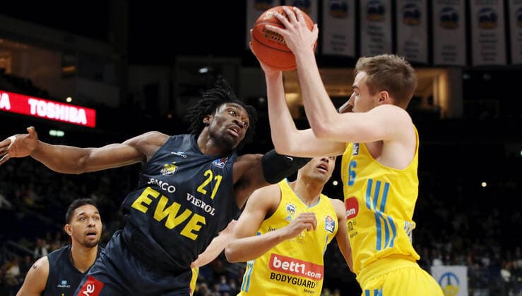 Tai Odiase, Oscar da Silva, Malte Delow Aktion Spielszene Zweikampf Basketball BBL Bundesliga Herren Saison 2021 2022 12.04.2022 ALBA Berlin vs. EWE Baskets Oldenburg